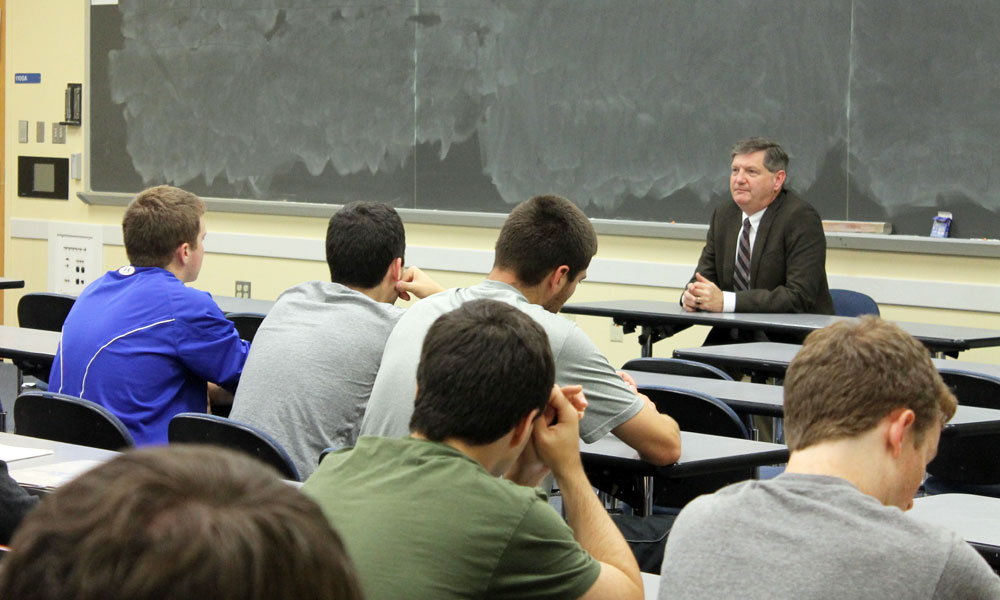 New York Times reporter  James Risen talks with students at the University of Maryland.