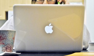 girl-with-macbook